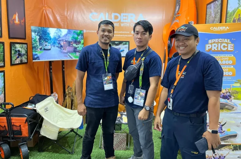 Richi (sales marketing Caldera Indonesia) bersama timnya