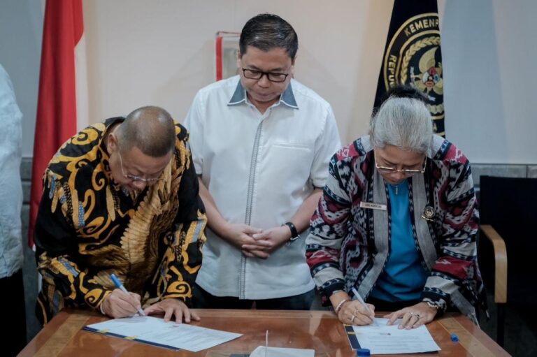 Kemenparekraf menerima hibah lahan seluas 10 hektare dari PT. Deltaguna Indomegah di Desa Hamparan Perak, Kabupaten Deli Serdang, Sumatra Utara, yang akan digunakan untuk pengembangan kampus Politeknik Pariwisata (Poltekpar Medan), penandatanganan Naskah Perjanjian Hibah dilakukan antara Sekretaris Kementerian Pariwisata dan Ekonomi Kreatif, Ni Wayan Giri Adnyani, dengan Direktur Utama PT. Deltaguna Indomegah, Alwi, S.H di Gedung Sapta Pesona, kantor Kemenparekraf/Baparekraf, Kamis (15/8/2024).