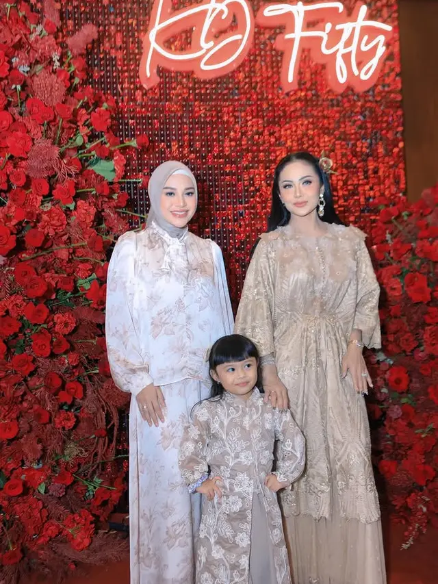 Krisdayanti, Aurel dan Ameena. (Instagram/@krisdayantilemos)