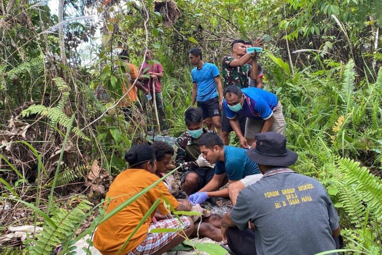 Menegangkan! Dokter TNI Berhasil Selamatkan Ibu Melahirkan di Hutan Belantara Keerom, Papua