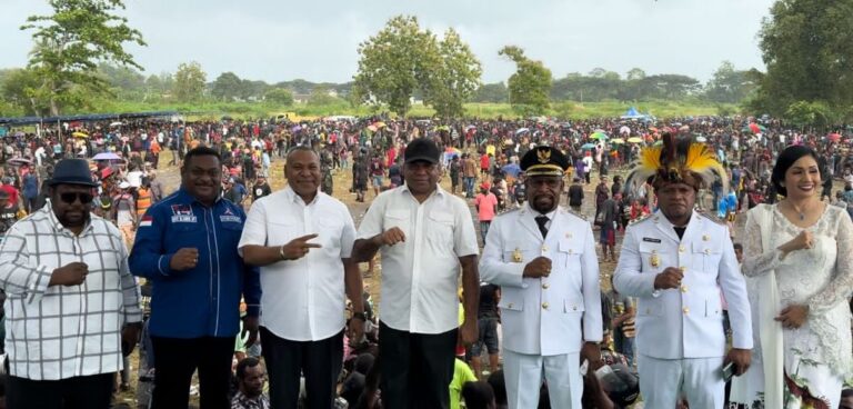 Bupati Jayapura Yunus Wonda, Wakil Bupati Jayapura Haris Richard Yocku dan lainnya. (ist)