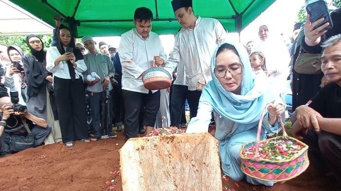 Rieke Diah Pitaloka di Pemakaman Mat Solar. (ist)