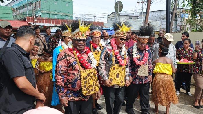 Anggaran Besar, Gubenur Meki Nawipa Mentiadakan Tradisi Bakar Batu dan Mengalokasikan Dana ke Sektor Pendidikan