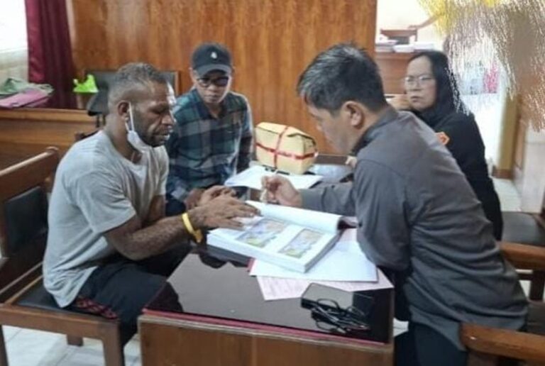 Pentolan KKB Diserahkan ke Kejari Nabire. (ist)