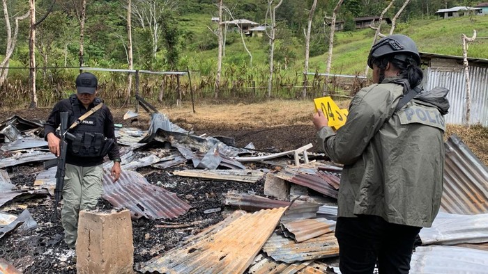 Polisi lakukan olah TKP penyerangan KKB terhadap guru dan naskes di Yahokimo. (ist)
