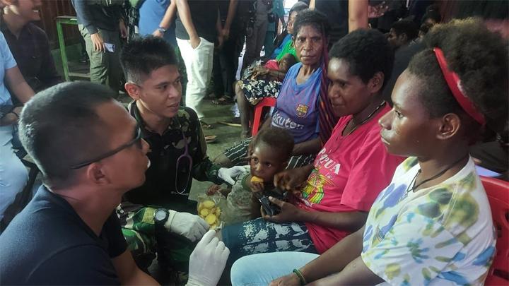 Petugas dengan para pengungsi di Nduga. (ist)