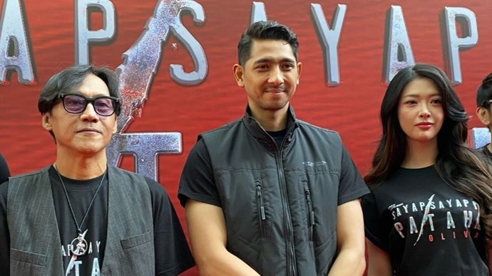Teks Foto: Arya Saloka bersama para pemain film 'Sayap-Sayap Patah 2: Olivia'. (ist)