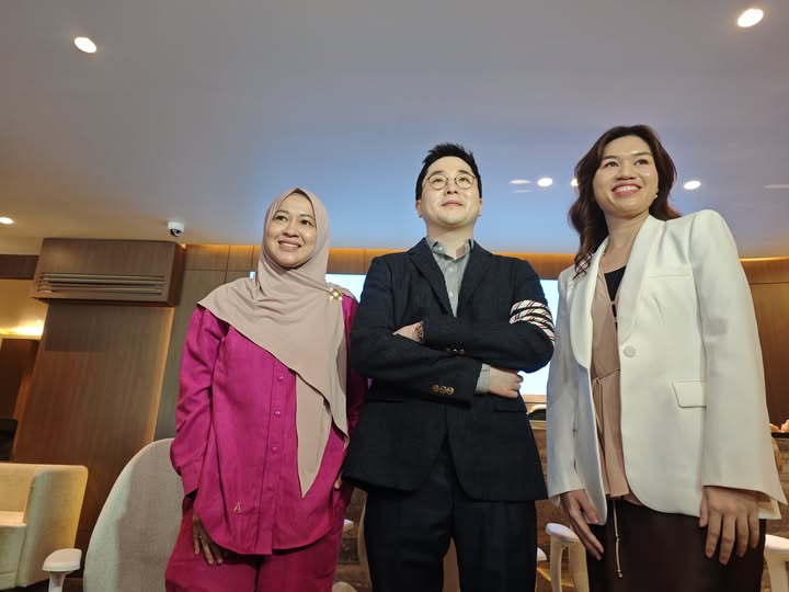 Okie Agustina dan Para Dokter Kecantikan. (ist)