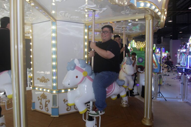 Teks Foto: Direktur Utama Cow Play Cow Moo Indonesia, Daniel Darwin dan lainnya. (ist)