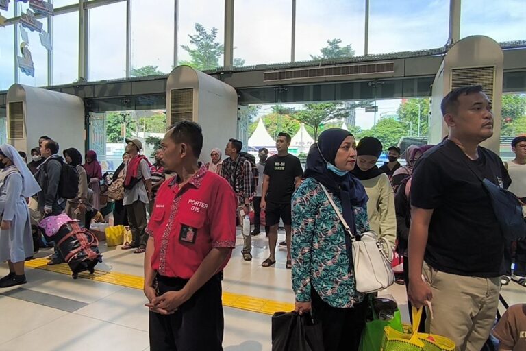 Para pemudik tinggalkan Jakarta din Stasiun Senen. (ist)