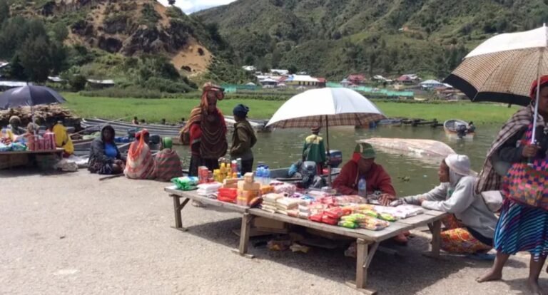 Pemkab Dogiyai Terapkan Kebijakan ‘Jumat Wajib Belanja’ untuk Pasar Tradisional Mama-mama Papua