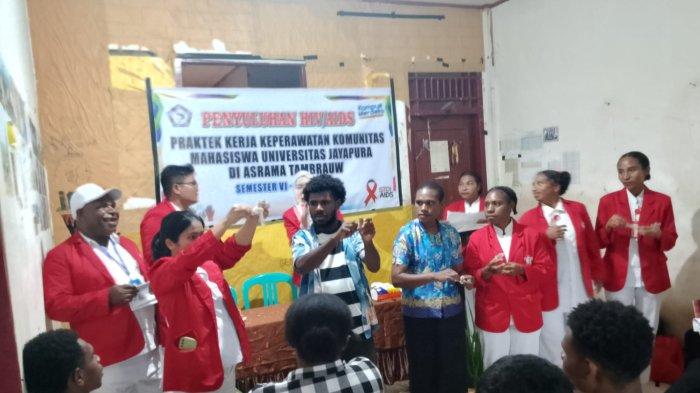 Teks Foto : Suasana prakek keperawatan komunitas mahasiswa Universitas Jayapura di Asrama Tambrauw di Perumnas 3, Kota Jayapura. (ist)