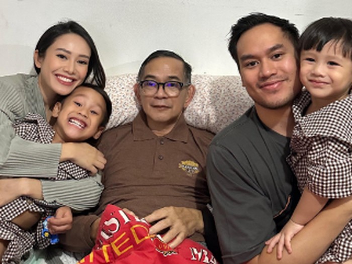 Ray Sahetapi bersama Rama Sahetapy dan keluarganya. (ist)