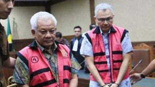 Teks Foto: Suparta (kiri) dan Reza Andriansyah jalani sidang perdana dugaan korupsi pengelolaan tata niaga komoditas timah. (ist)