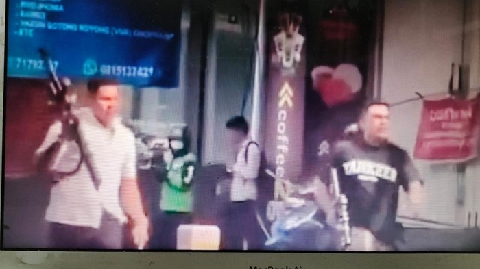 Teks Foto : Video sejumlah pria menenteng senapan laras panjang di daerah Kemang. (ist)