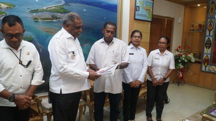 Persiapan PSU Gubernur Papua, Pemkot Serahkan 5.000 Meter Tanah Untuk Bawaslu. (ist)