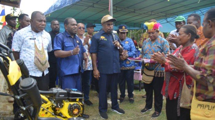Teks Foto : Bupati Jayapura Resmikan Kios Bumkam dan Serahkan Bantuan Kultivator di Kampung Kuipons. (ist)