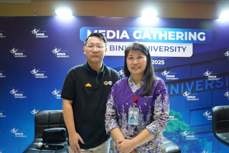 Teks Foto : Garry Liwang Lighting Film 'Jumbo' dan Rektor BINUS University, Dr. Nelly. (ist)