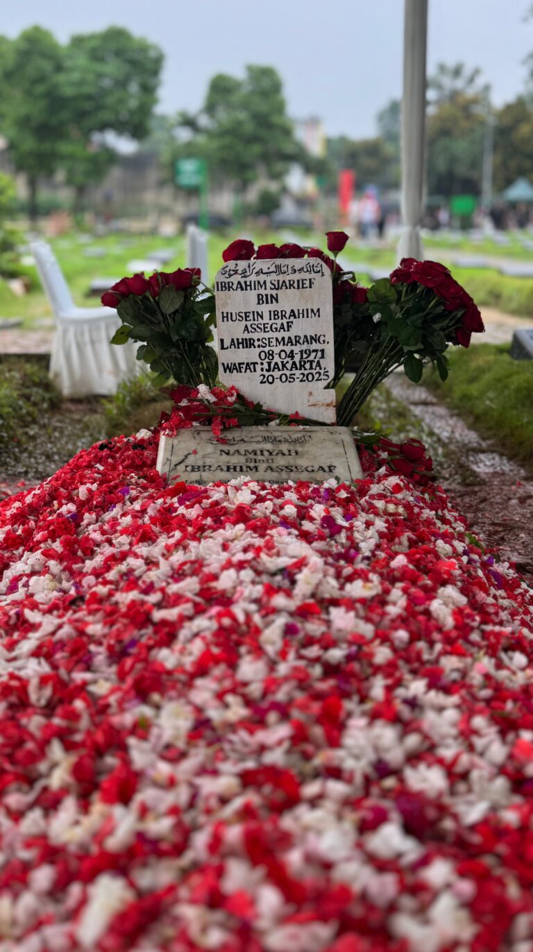 Anies Hadiri Pemakaman Suami Najwa Shihab di TPU Jeruk Purut