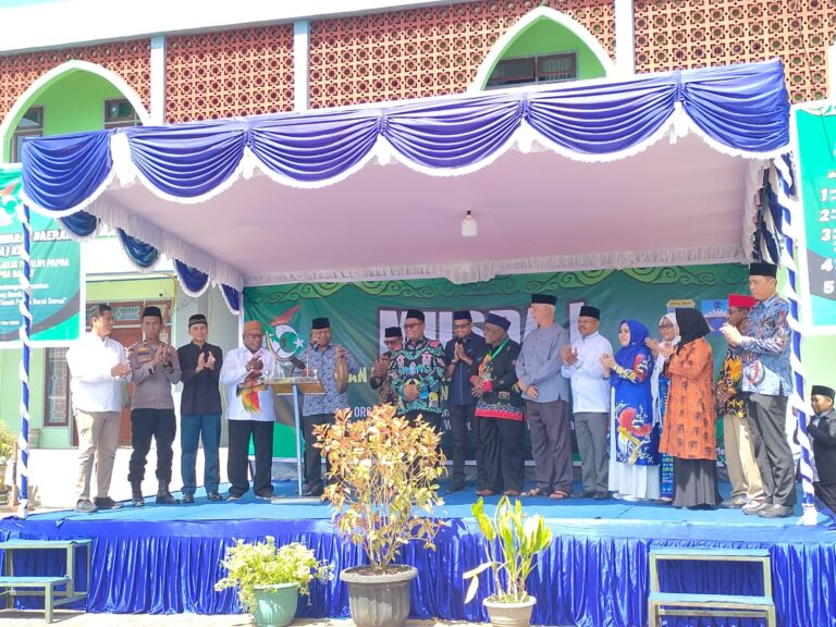 Teks Foto: Gubernur Papua Barat, Dominggus Mandacan. (ist)