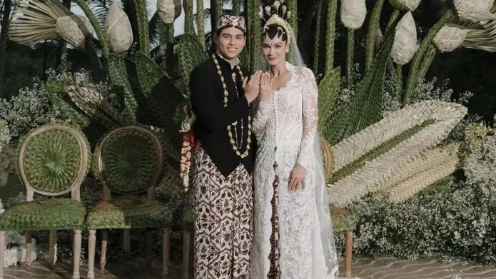 Teks Foto : Luna Maya dan Maxime Bouttier. (ist)