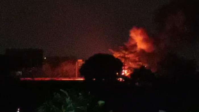 Teks Foto : Truk Kostrad muat amunisi yang terbakar dan meledak di Tol Gempol, Pasuruan. (ist)