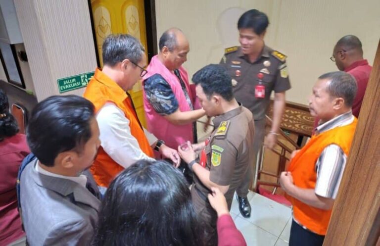 Teks Foto : Para tersangka kasus korupsi di Timika. (ist)