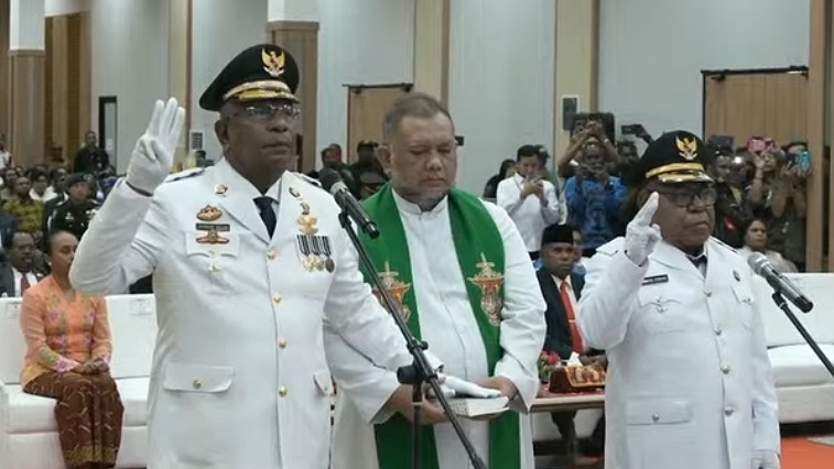 Teks Foto : Bupati dan Wakil Bupati Mimika, Johannes Rettob dan Emanuel Kemong. (ist)