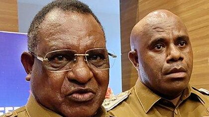 Teks Foto: Bupati Maybrat Karel Murafer bersama Wakil Ferdinando Solossa. (ist)