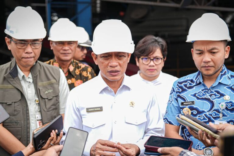 Teks Foto: Menteri Lingkungan Hidup Hanif Faisol Nurofiq. (ist)