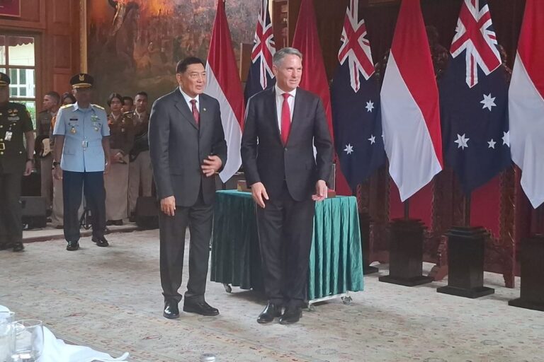 Teks Foto: Menteri Pertahanan RI Sjafrie Sjamsoeddin dan Menhan Australia Richard Marles di Kantor Kemenhan. (ist)