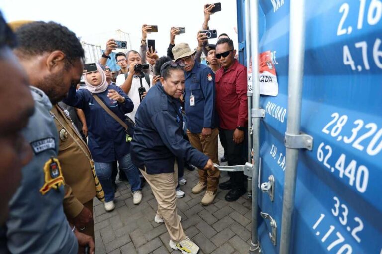Teks Foto : Ketua Komisi Pemilihan Umum (KPU) Papua, Diana Simbiak, saat membuka kontainer berisi surat suara PSU Pilkada Papua. (ist)