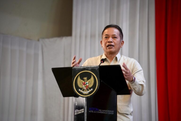 Wakil Menteri Koperasi dan UKM, Ferry Juliantono dalam Dialog Monitoring KopDes Merah Putih di Manokwari. (ist)