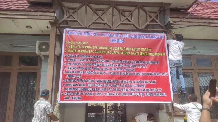 Teks Foto : Kantor Majelis Rakyat Papua Tengah Dipalang, Demonstran Desak Ganti Ketua dan Sekretaris MRPT. (ist)