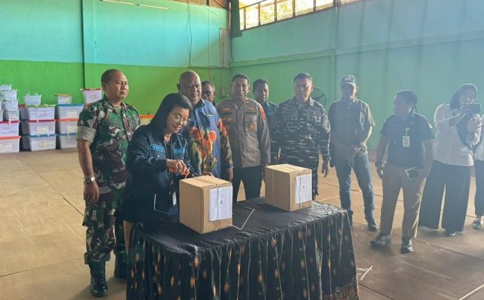 Teks Foto : Proses sortit surat suara di PSU Pilgub Papua. (ist)