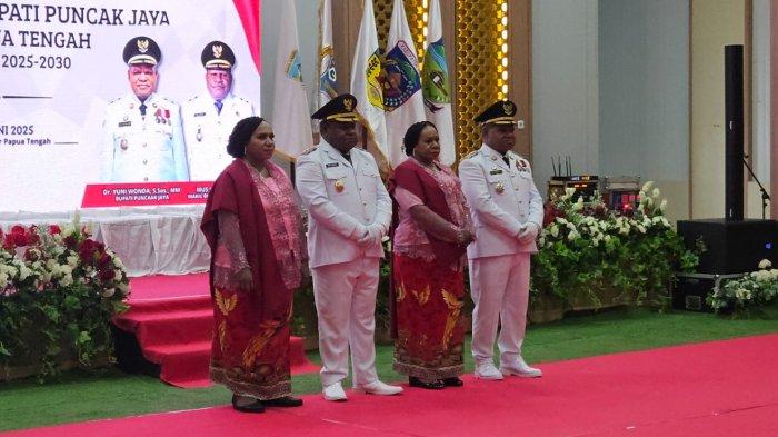 Teks Foto : Bupati Puncak Jaya, Yuni Wonda (kanan) dan wakilnya, Mus Kogoya (kiri) resmi dilantik di Kantor Gubernur Papua Tengah di Nabire, Selasa (17/6/2025). (ist)