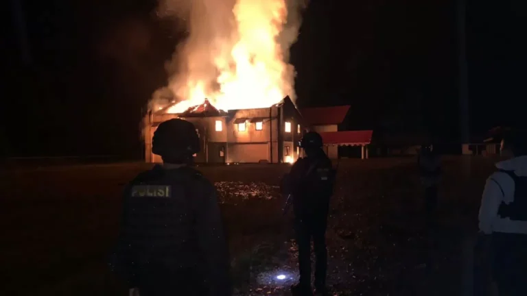 Teks Foto: Tiga kantor milik pemerintah RI dibakar OTK di Puncak Jaya Papua. (ist)