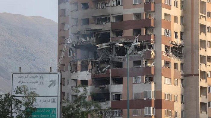 Teks Foto: Bangunan di Teheran mengalami kerusakan imbas serangan Israel (Majid Asgaripour/WANA (West Asia News Agency) via REUTERS Purchase Licensing Rights).