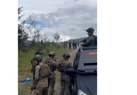 ks Foto: Kontak tembak antara TNI-Polri dengan KKB pecah di kawasan Bandara Aminggaru, Ilaga, Papua. (ist)