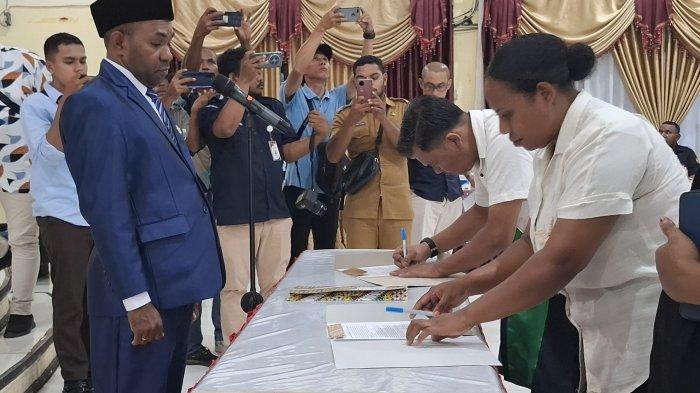 Ketua KPU Kepulauan Yapen Zakeus Rumpedai saat melantik anggota PPS jelang pelaksanaan PSU Pilgub Papua di GSP Serui, Selasa (24/6/2025). (ist)