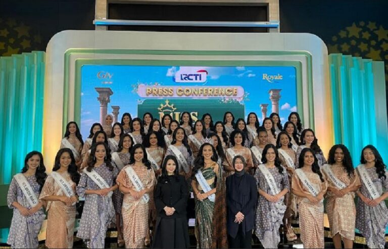 Teks Foto: Monica Kezia, para finalis dan penyelenggara 'Miss Indonesia 2025'. (ist)