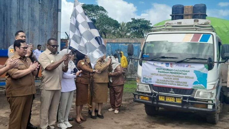Teks Foto: Pemerintah Provinsi Papua Selatan dan Kabupaten Merauke salurkan bantuan beras. (ist)