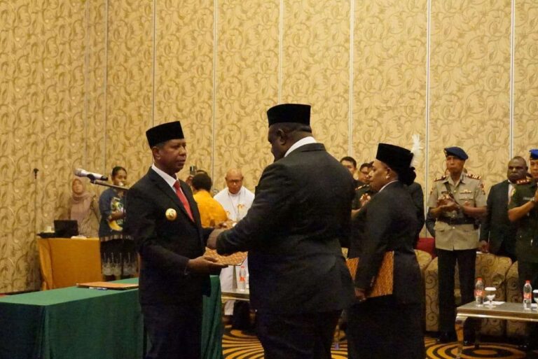 Teks Foto: Dua Wakil Ketua MRP Papua Selatan Dilantik. (ist)