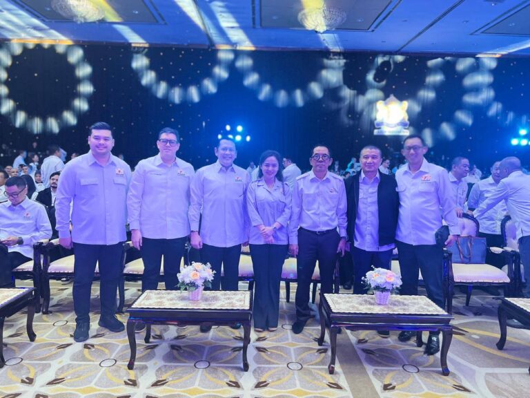 Teks Foto: Sheila Warokka dan Para Pengurus KADIN. (ist)