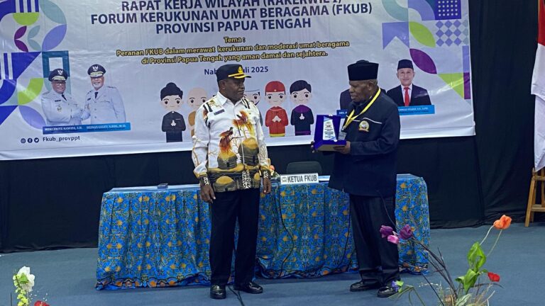Teks Foto : Staf Ahli Bidang Pemerintah Hukum dan Politik, Marthen Ukago, Saat Membacakan Sambutan Gubernur Papua Tengah. (ist)