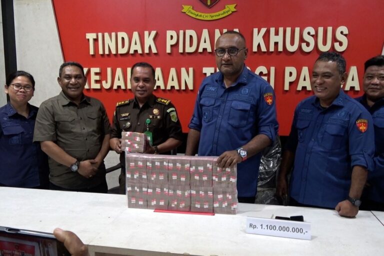 Teks Foto : Kejati Papua saat menunjukkan uang senilai Rp 1,1 miliar hasil sitaan dari kasus korupsi PON XX 2021 di Kantor Kejaksaan Tinggi Papua di Jayapura, Papua, Kamis (3/7/2025). (ist)