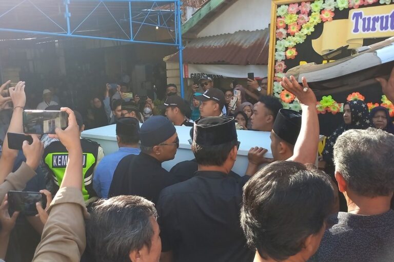 Teks Foto: Foto Jenazah diplomat ADP saat tiba di rumah duka di Banguntapan, Bantul, Yogyakarta. (ist)
