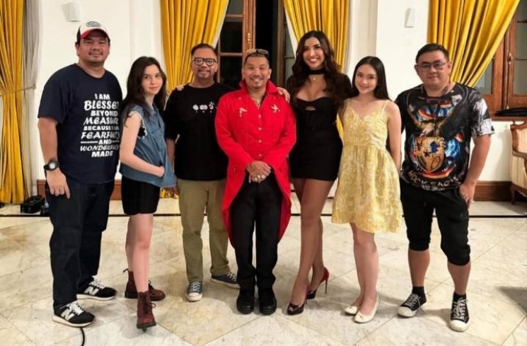 Teks Foto: Mongol Stres dan Pemain Film 'Gereja Setan'. (ist)