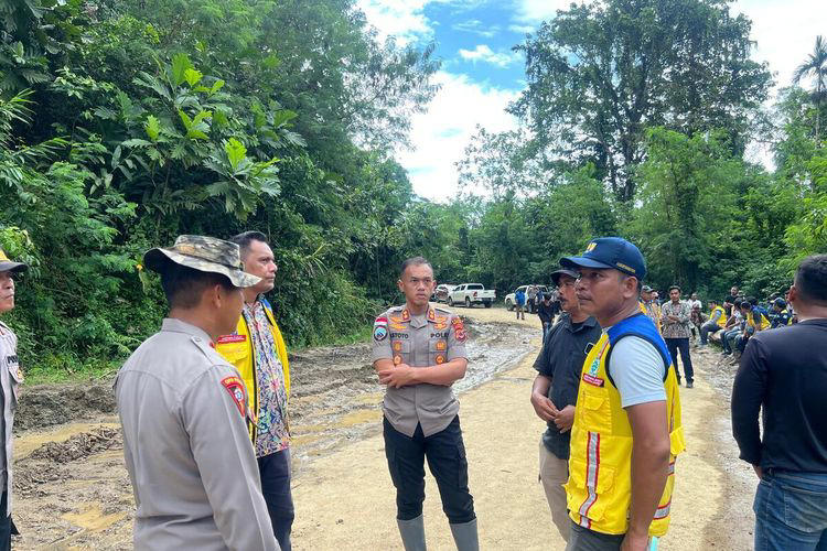 Teks Foto: Kapolres Keerom AKBP Astoto Budi Rahmantyo bersama Kepala Balai Pelaksanaan Jalan Nasional (BPJN) Jayapura Freddy Siagian. (ist)