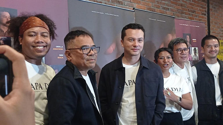 Perdana! Nicholas Saputra jadi Penyanyi
